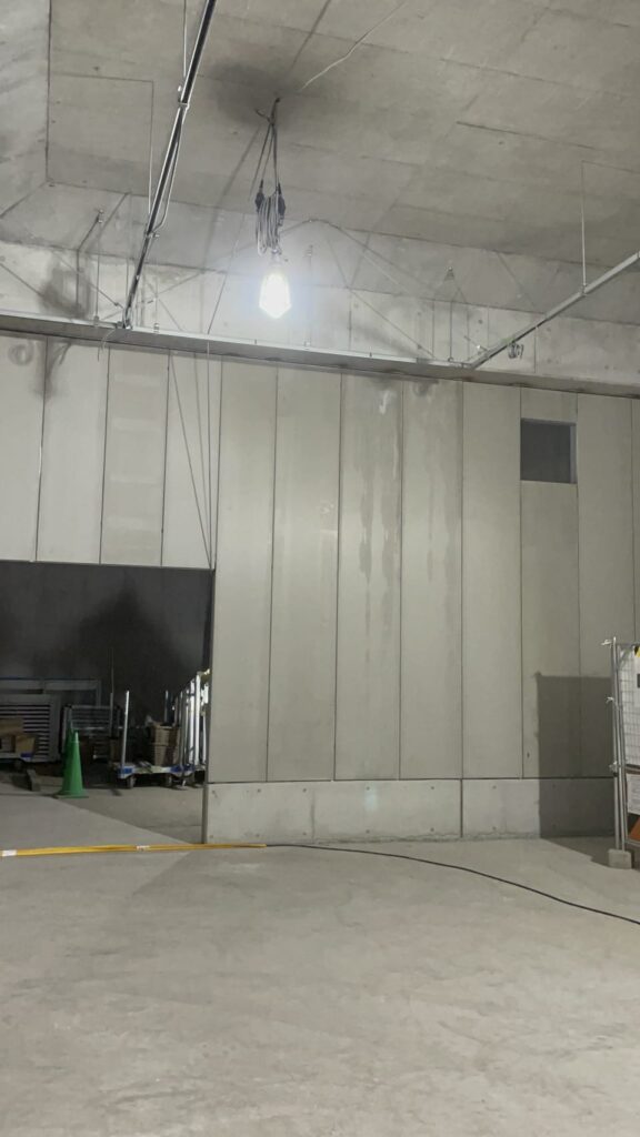大型建築物の内部に施工されたECPパネル