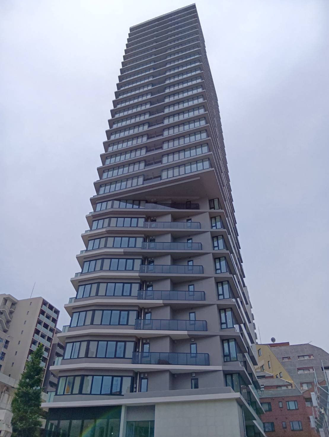 外壁工事が施工された高層マンション